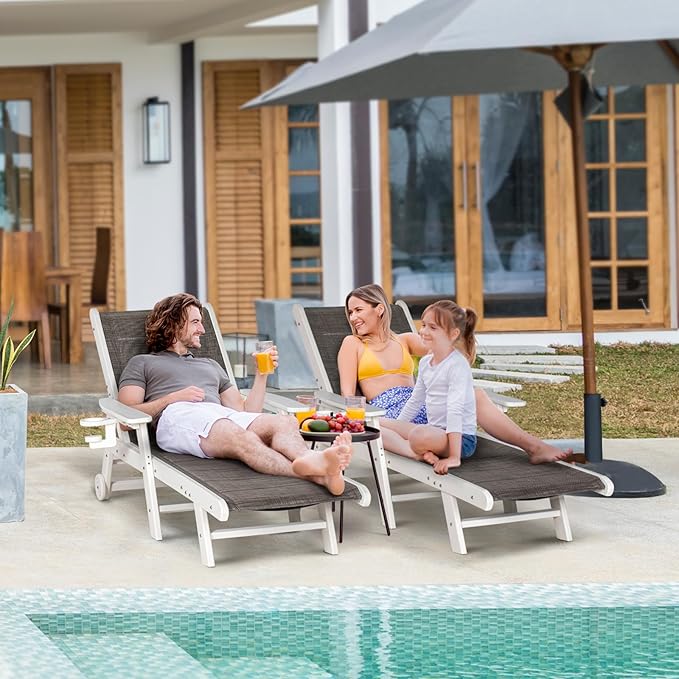 Outdoor Chaise Lounge Chair with Textilene Surface, 5-Position Adjustable Patio Lounge Chair with Wheels & Cup Holder, HDPE Pool Lounge Chair for Outside, Poolside & Beach (Grey-Brown, 1)