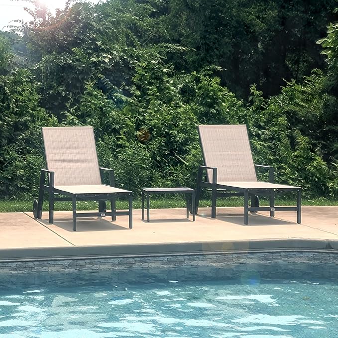 PURPLE LEAF 3 Pieces Outdoor Chaise Lounge Aluminum Patio Lounge Chair with Wheels and Armrests Recliner Chair for Pool Backyard (2 Camel Lounges W/Side Table)