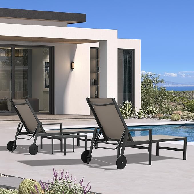 PURPLE LEAF 3 Pieces Outdoor Chaise Lounge Aluminum Patio Lounge Chair with Wheels and Armrests Outdoor Lounge Recliner Chair for Pool Backyard (2 Taupe Lounges W/Side Table)