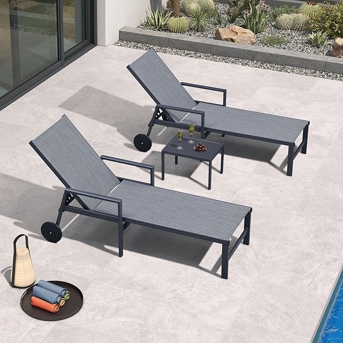 PURPLE LEAF 3 Pieces Outdoor Chaise Lounge Aluminum Patio Lounge Chair with Wheels and Armrests Outdoor Lounge Recliner Chair for Pool Backyard (2 Mixed Grey Lounges W/Side Table)